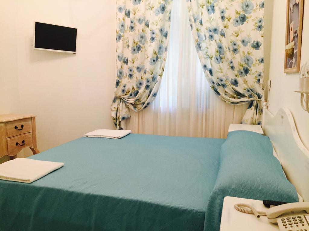 Hotel La Scogliera Бордигера Номер фото