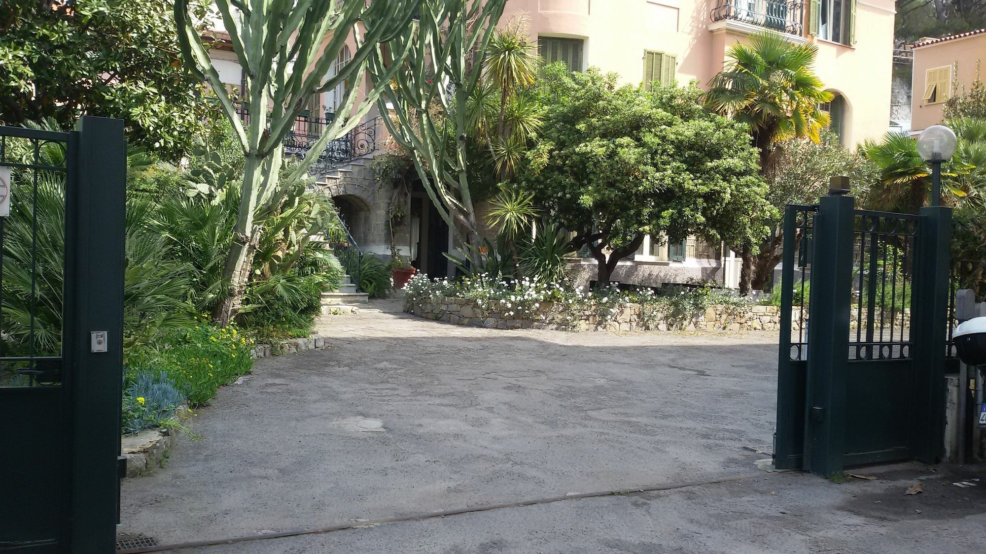 Hotel La Scogliera Бордигера Экстерьер фото